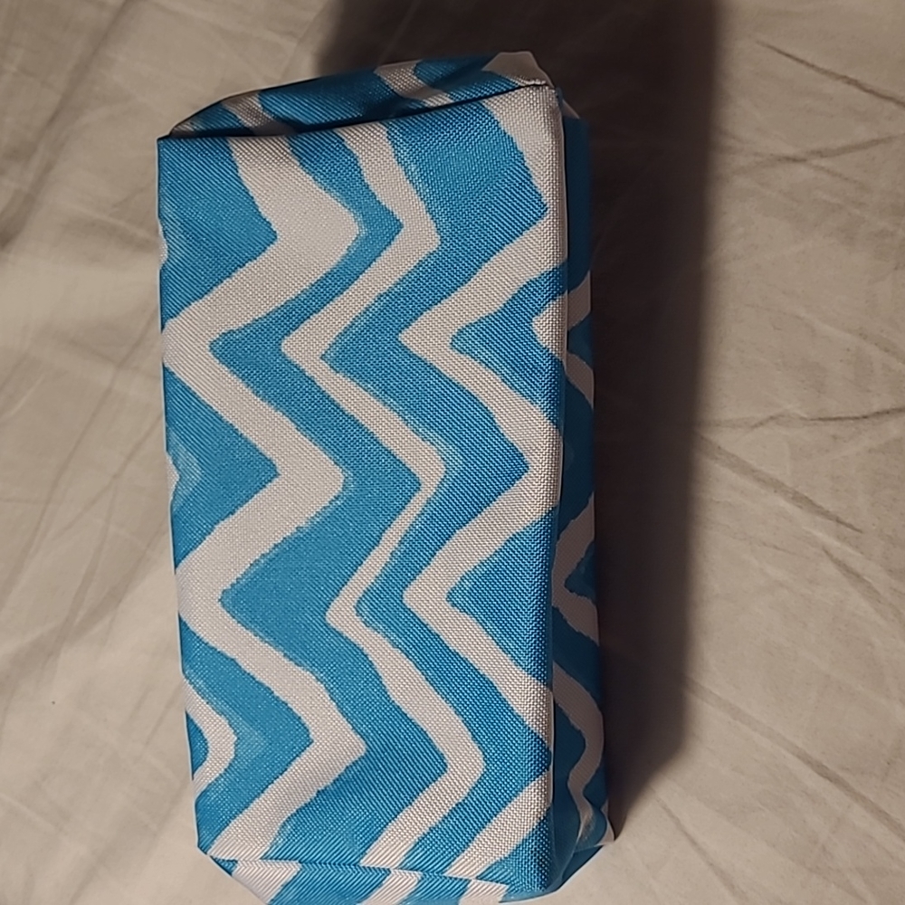 Estee Lauder turquoise chevron cosmetic makeup bag bamboo zipper pull